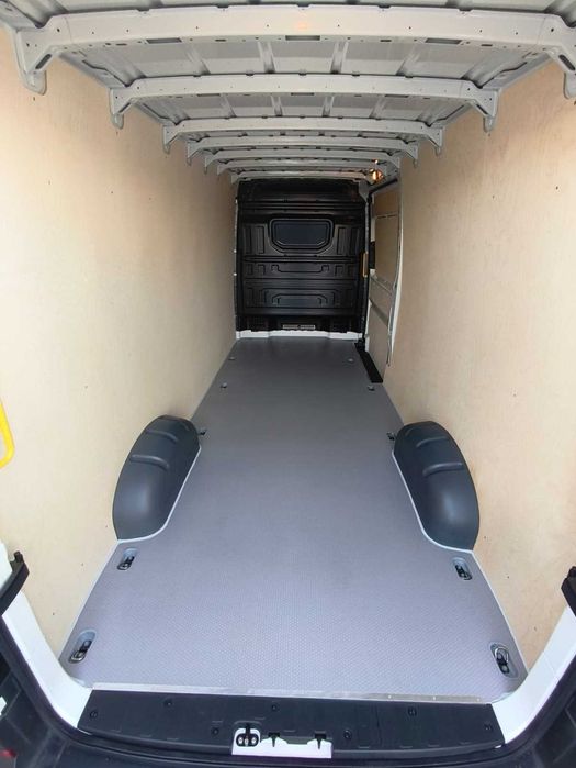 Zabudowa przestrzeni ładunkowej paki busa w aucie VW Crafter L4H3