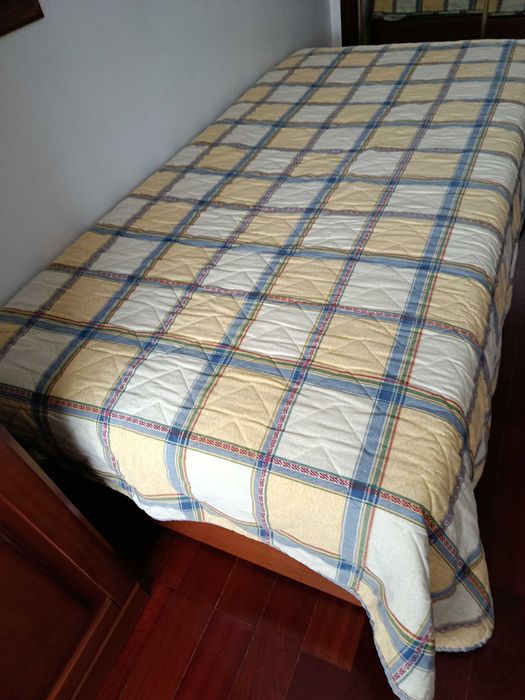 Cama com arrumação