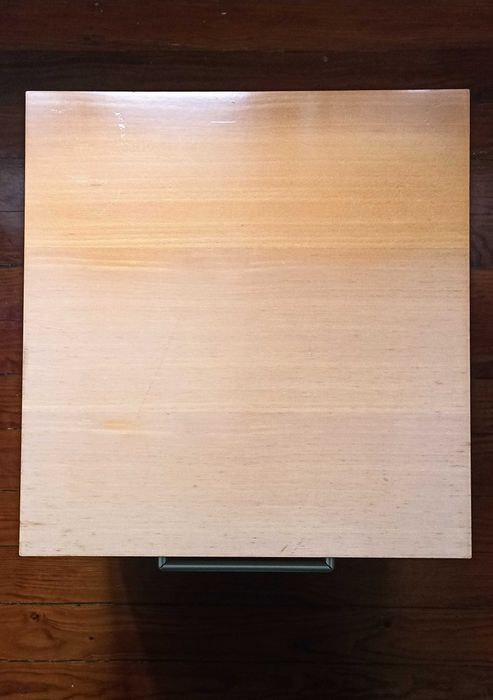 Mesa de cabeceira ou de escritório com rodas