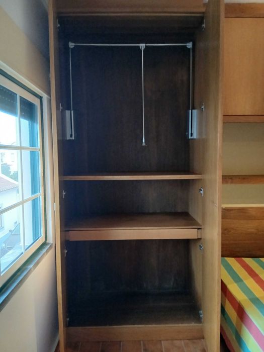 Conjunto e mobília de quarto completo: roupeiro e gavetas