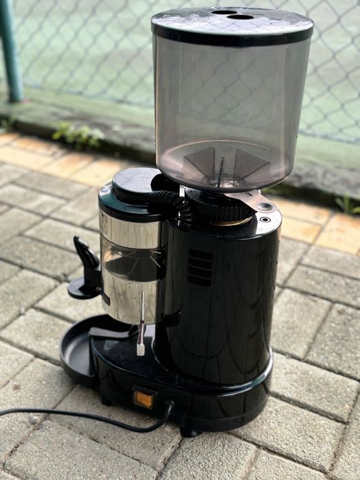 Moinho de café a funcionar64737972689153121