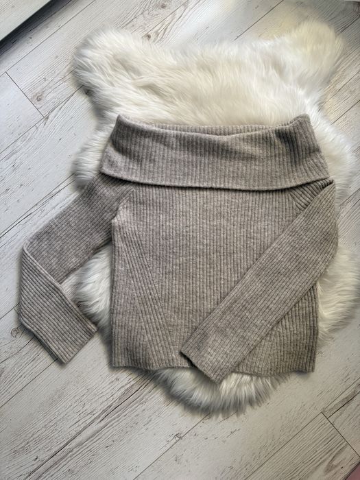 Sweter z odkrytymi ramionami