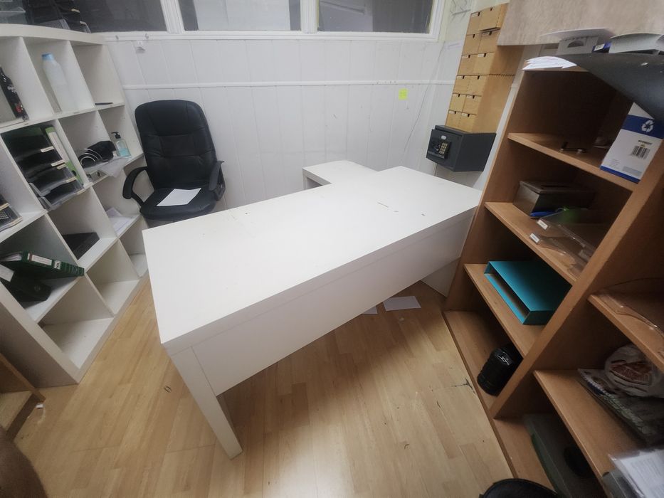 Secretária em L branca