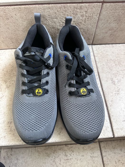 Кросівки з металевим носком