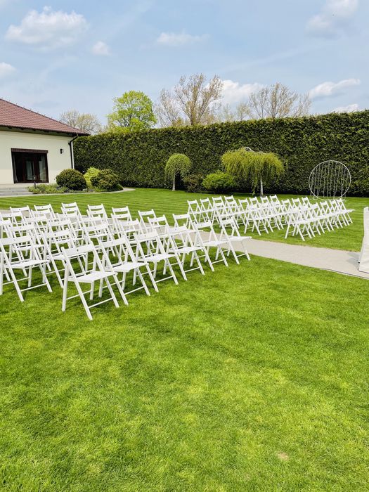 Wynajem krzeseł drewnianych na ślub w plenerze i inne uroczystości