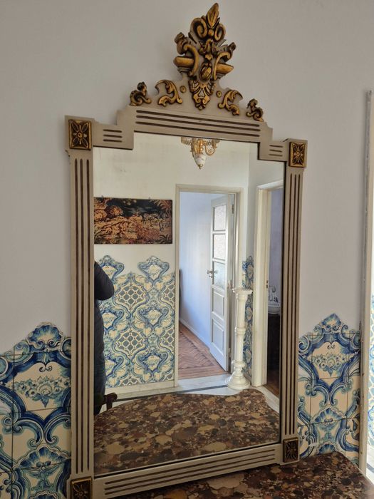 Aparador com espelho em talha dourada