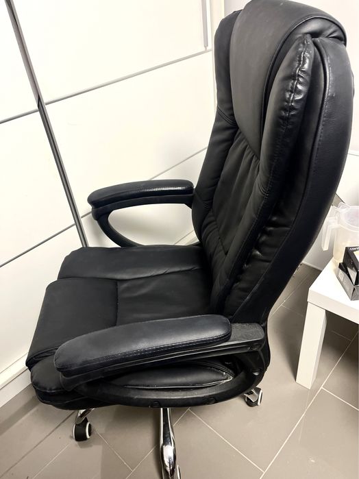 Fotel czarny biurowy obrotowy  do biura