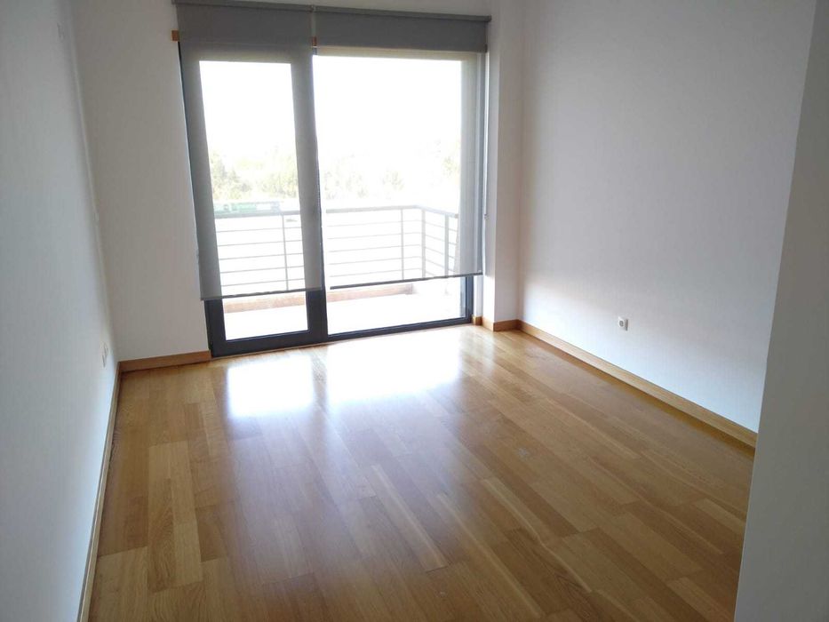 Arrenda-se apartamento T2 junto ao campo futebol de  Tires
