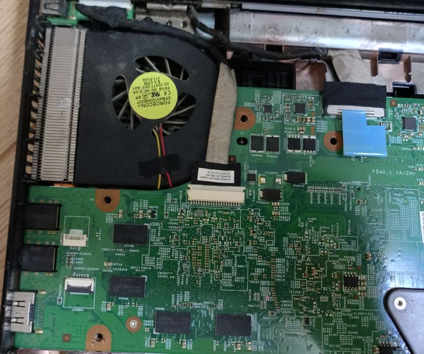 Ноутбук Dell (на запчастини)