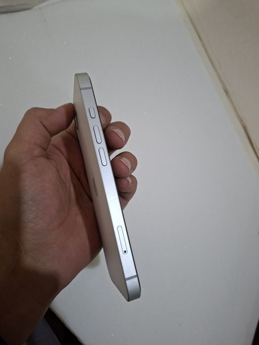 iPhone 16E – Branco | 9 meses de uso (Bateria a 99%) | Estado Impecável