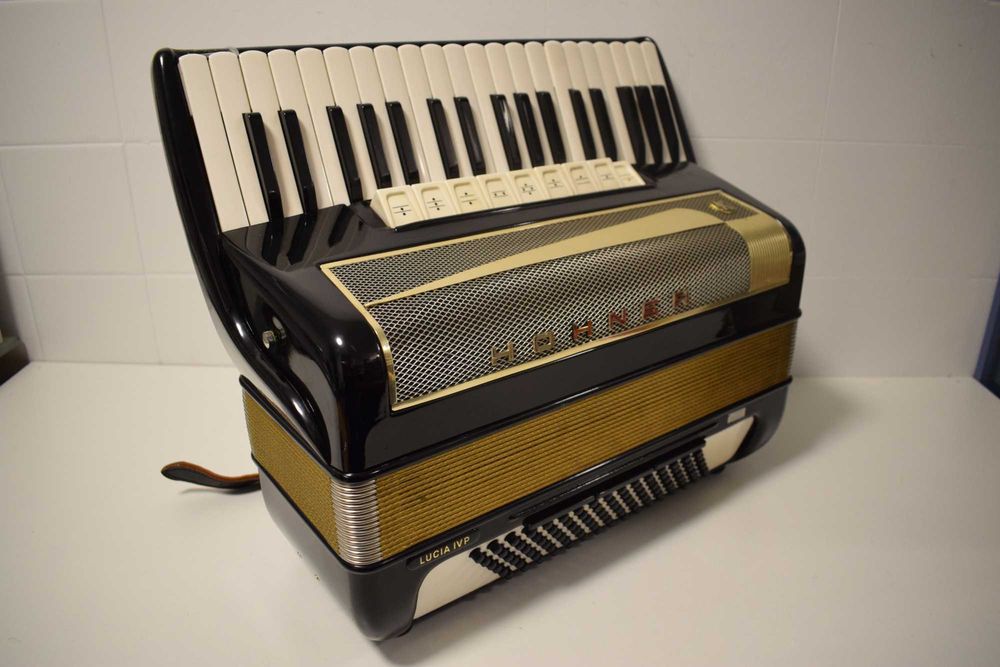 Acordeao Hohner Lucia IV P 4 Voz 96 Baixos,N 161