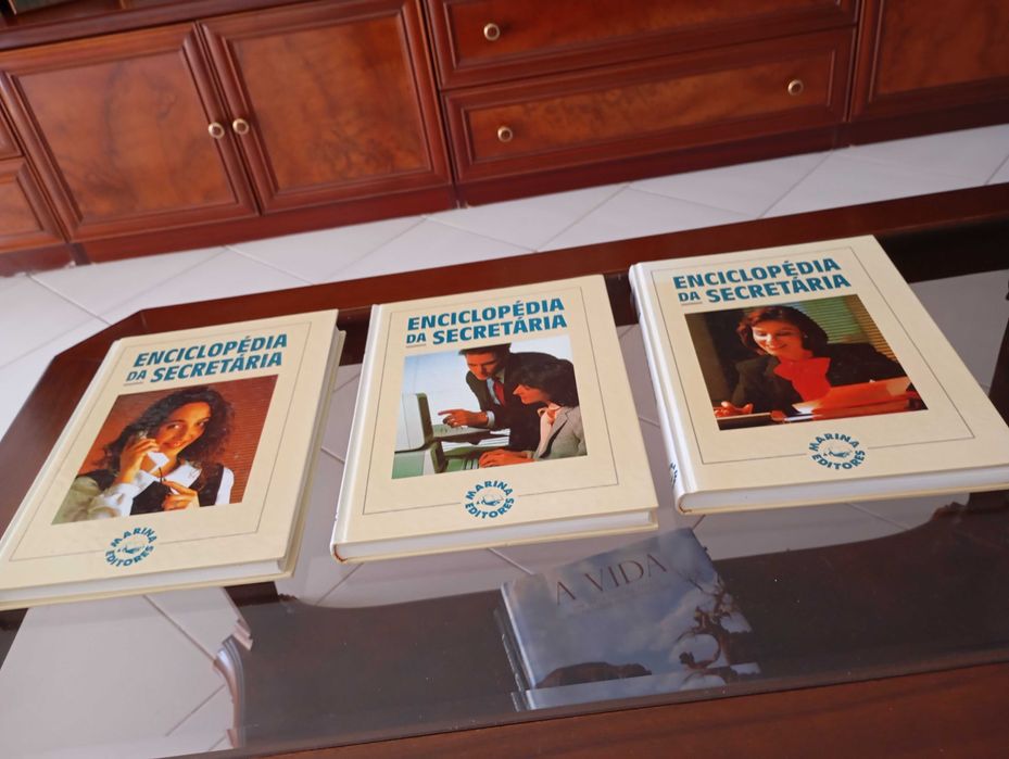 3 livros da Enciclopédia da Secretária