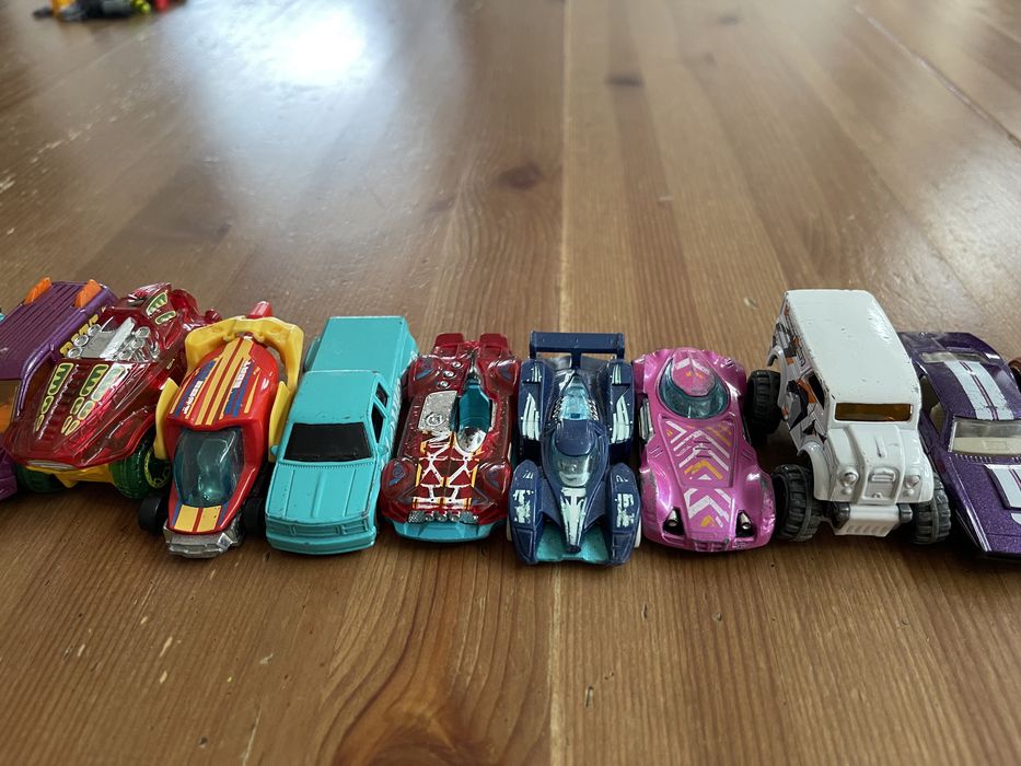 18 carrinhos hotwheels