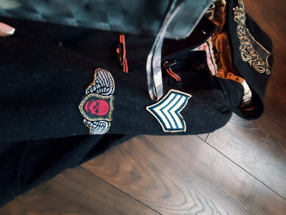 Płaszcz kurtka ocieplana rozmiar M z naszywkami