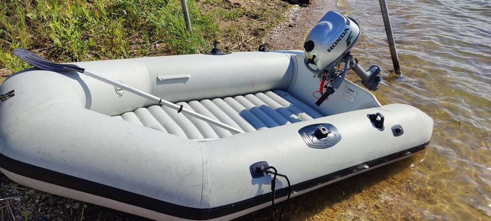 Ponton wędkarski z silnikiem Honda.