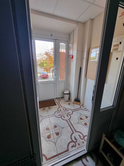 Комерційне приміщення в сучасному багатоповерховому будинку