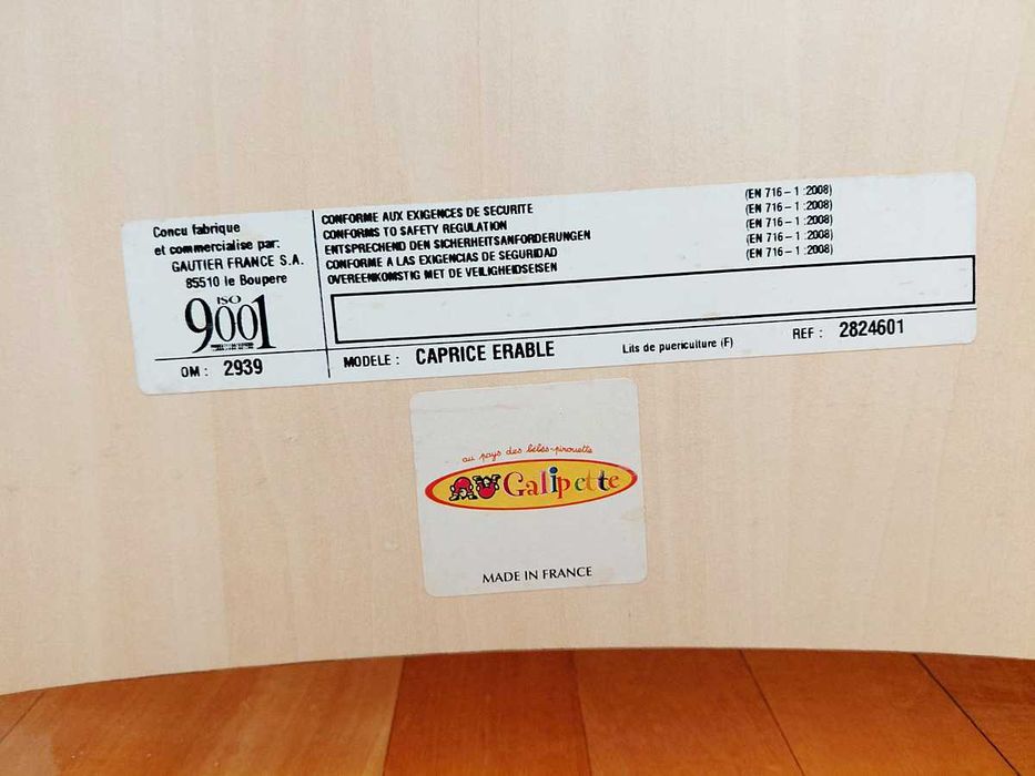 Cama de Bebé em madeira com colchão.