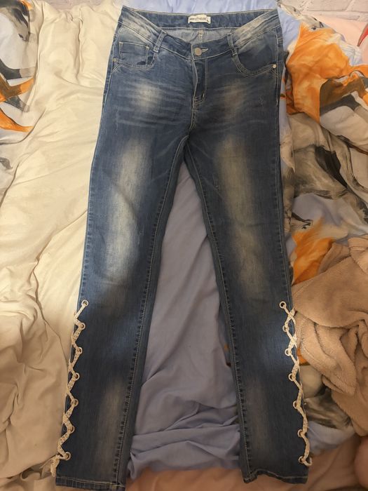 Jeansy damskie z kokardkami