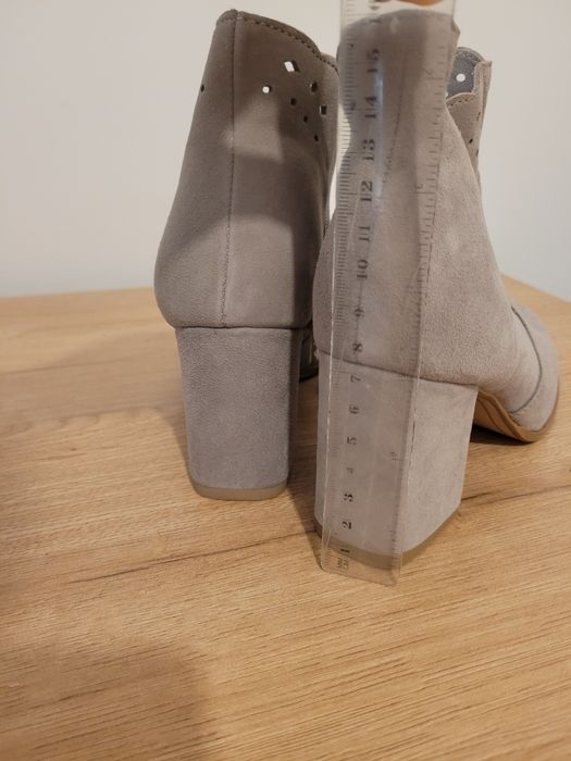 Szare Botki skórzane zamszowe Lasocki 36