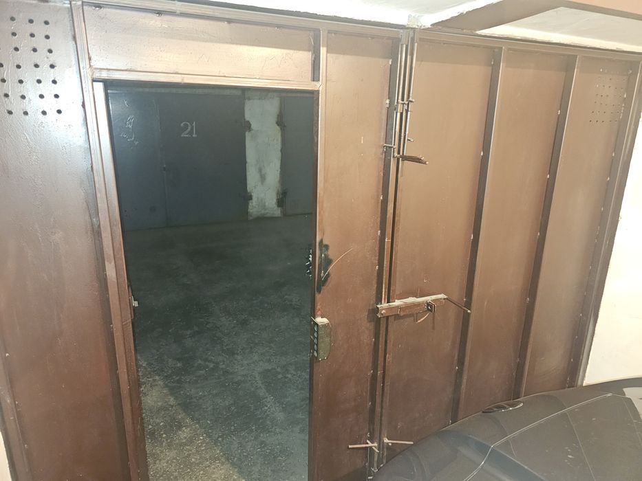 Ворота гаражні з підземного гаражу район митниця