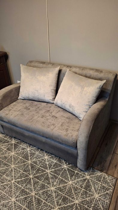 Sofa 2-osobowa, 2fotele-uszak ,ława ,dywan.
