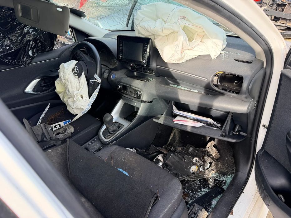 TOYOTA YARIS 1.5 HDF (HIBRIDO) DE 2022 EM CENTRO DE ABATE FIM DE VIDA
