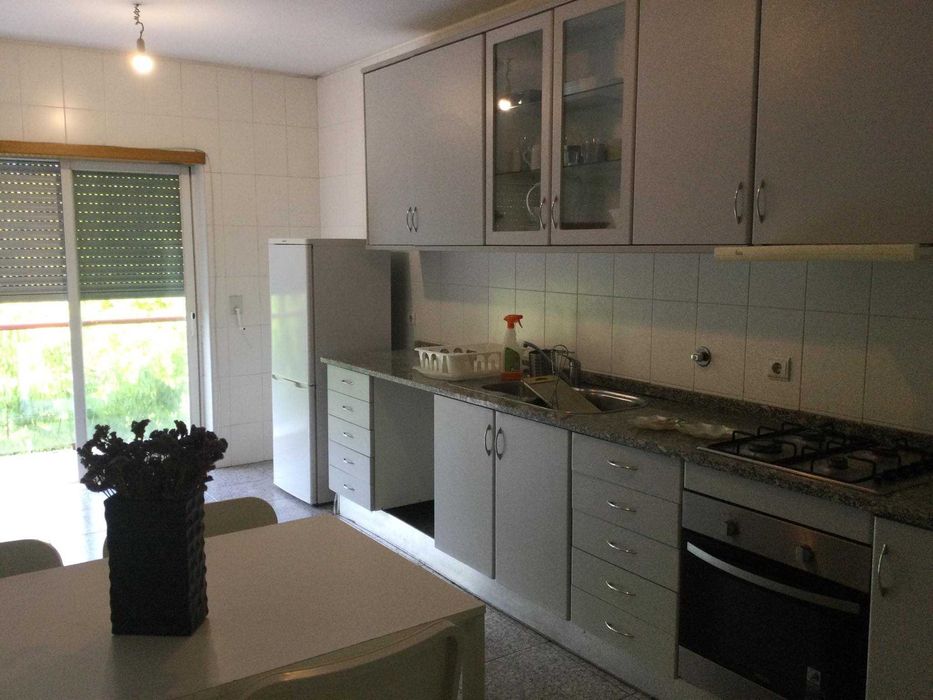 Arrenda-se apartamento T2 totalmente mobilado e equipado, localizado em frente à Universidade do Minho, na Alameda da Universidade.
