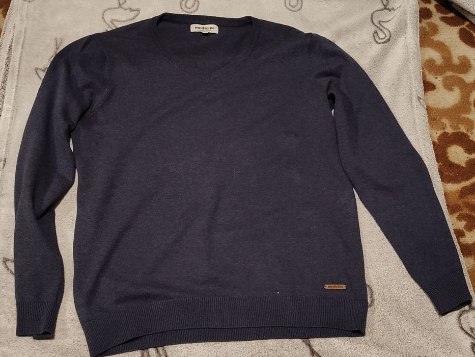 Granatowy sweter męski