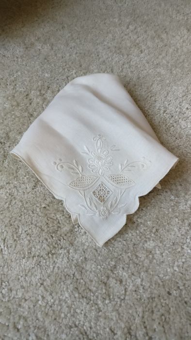 Toalha linho bordada à mão Ponto Richelieu, Tibaldinho, Crivo e Cheio