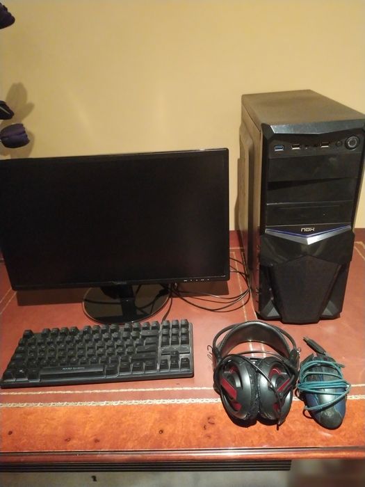 Computador fixo a funcionar