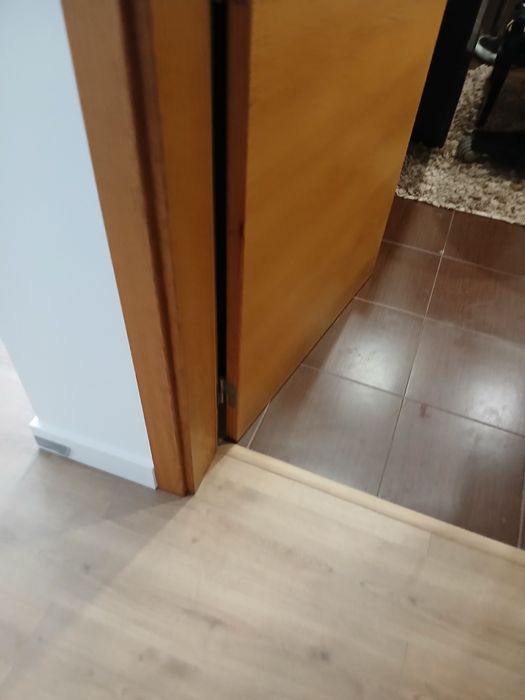 Aplicação de pavimento Flutuante, Portas e rodapés.