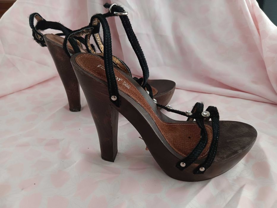 Sandálias de salto alto de madeira da Prof