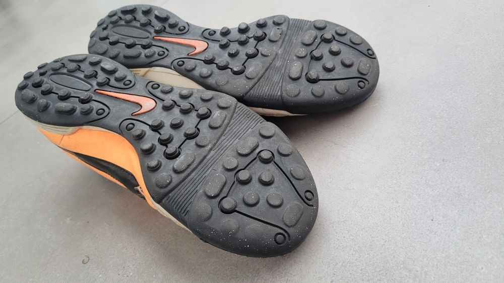 Buty sportowe typu turf do biegania do piłki