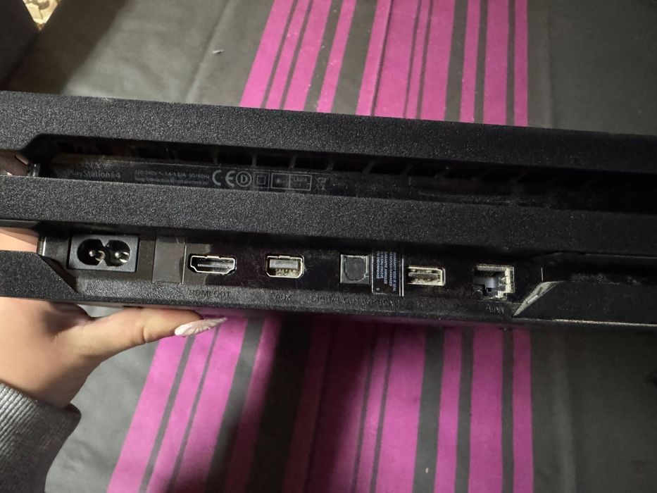 PS4 Pro 1TB ótimas condições + GTA V + Red Dead Redemption 2