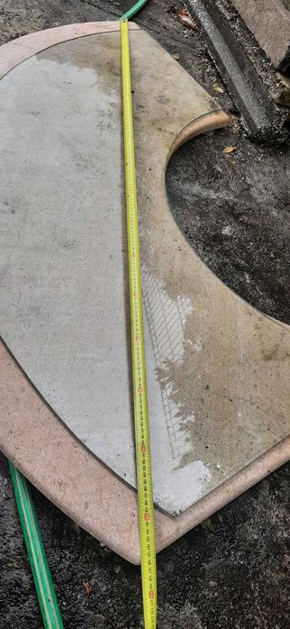 Tampo em granito e vidro em meia lua