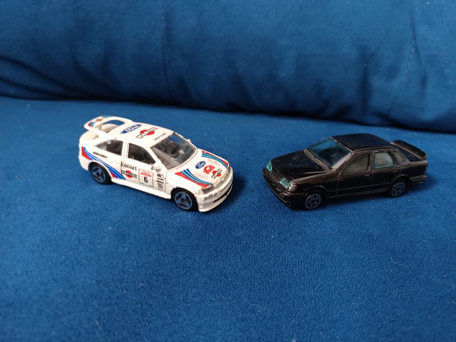 2 stare vintage modele samochodów Ford Sierra i Escort RS Bburago 1:43