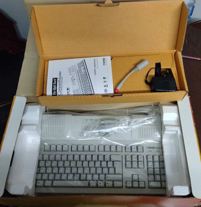 Teclado novo com colunas integradas - NMB Concert Master