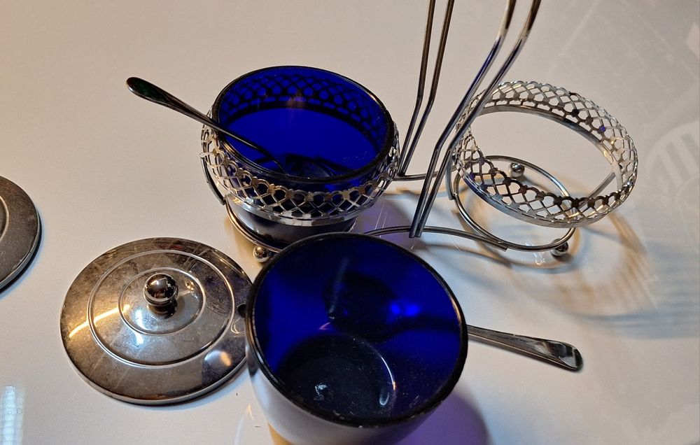 Molheira antiga em metal e vidro fosco