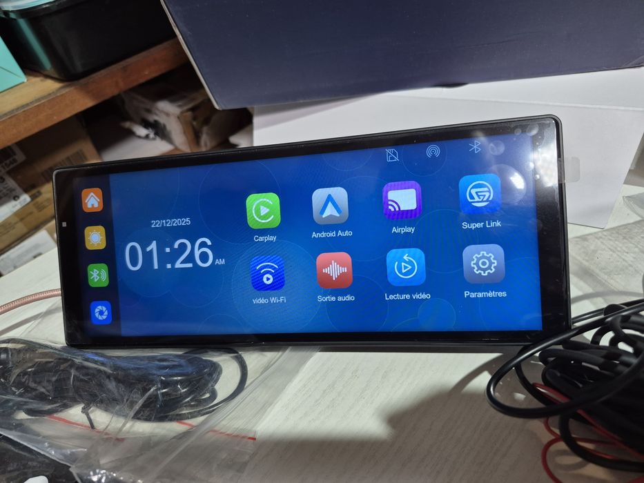 Автомобільний мультипледійний екран з камерою.