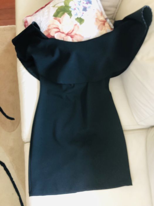 Vestido preto curto e justo