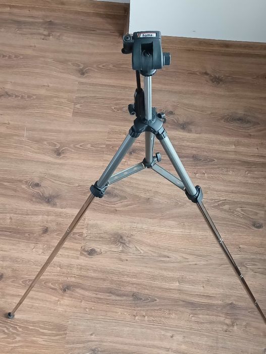 statyw fotograficzny marki Hama.