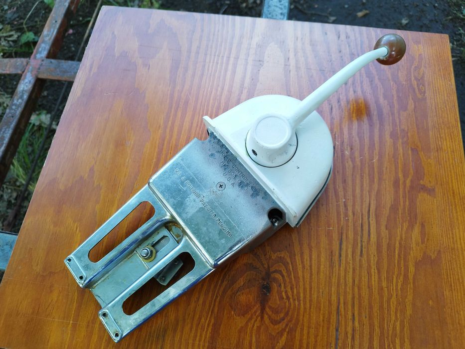 manetka stojąca jacht motorówka