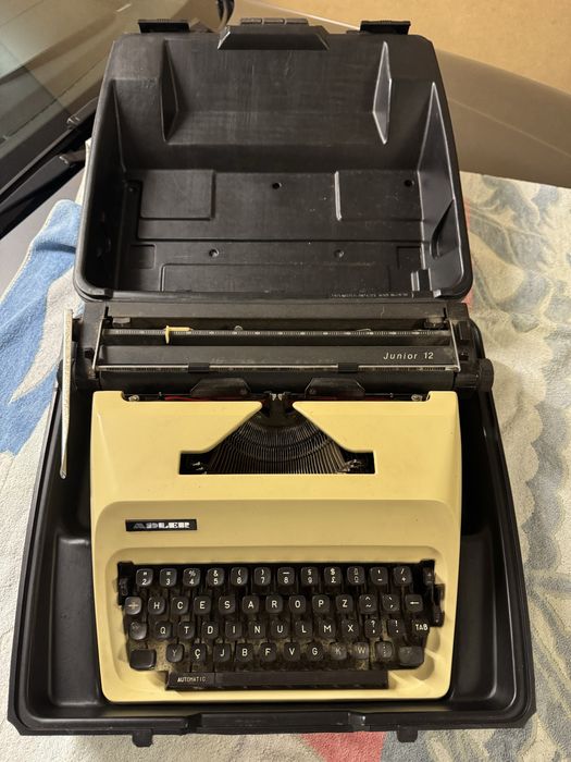 Máquina de escrever portátil antiguidade