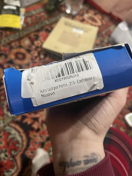 Підсвічування дверей у вигляді логотипу