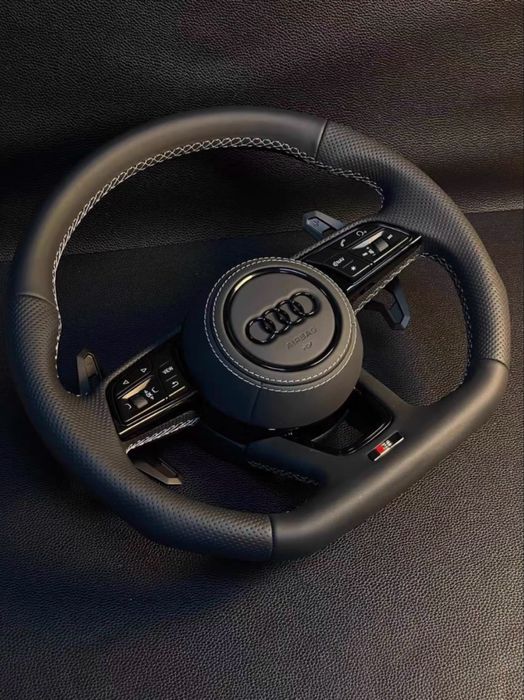 Volante Audi RS com comandos multifunções e airbag