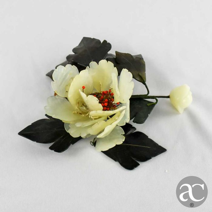 Arranjo floral, China, feito em pedra, quartzo e jade