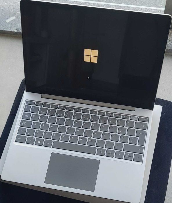 Microsoft Surface Laptop Go 2 – 8GB / 256GB / Platinum – Como Novo