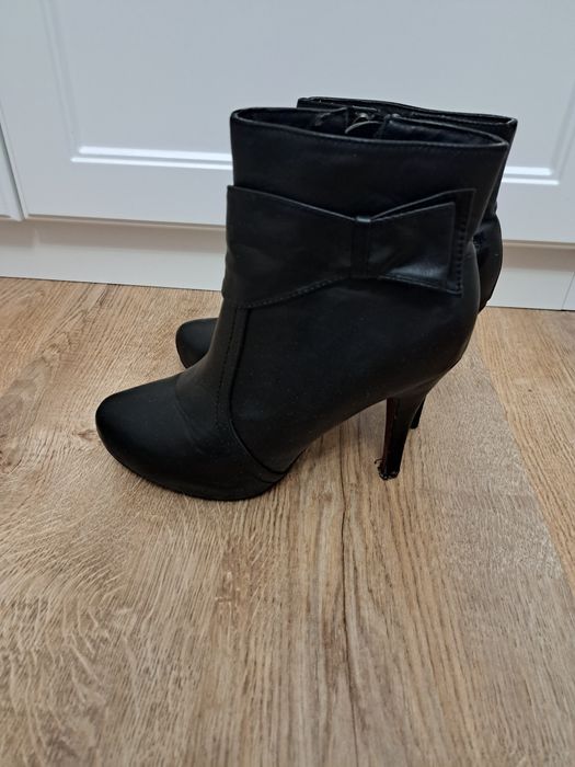 Botki na szpilce r.38