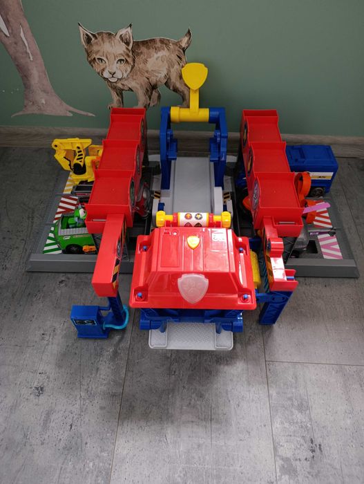 Sprzedam mega parking Psi Patrol z pojazdami