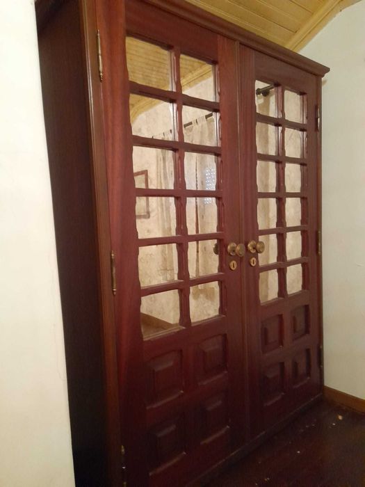 Armário-roupeiro em madeira com portas espelhadas